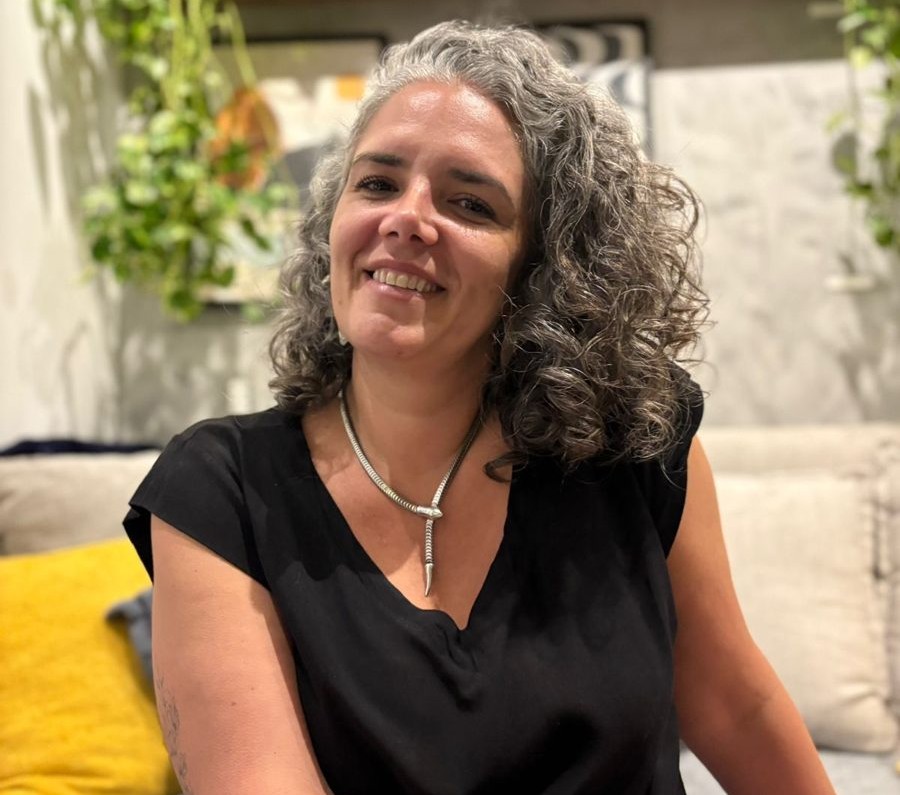 Michele Miranda sorrindo, retrato em preto e branco